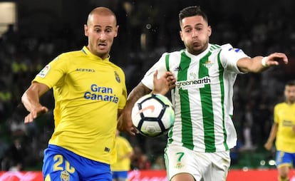 Sergio León pelea el balón con Gálvez.