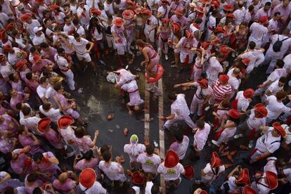 Ambiente festivo en la plaza del Ayuntamiento de Pamplona, momentos antes del chupinazo.