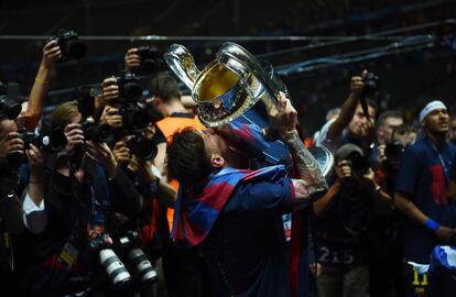 Messi fa un petó al trofeu de la Champions que el Barça va guanyar el 2015, després de derrotar la Juventus a la final, celebrada en l'Olímpic de Berlín.