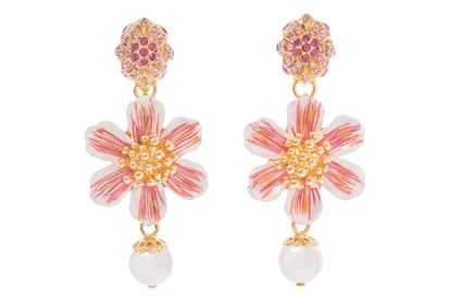 Las fanáticas de los pendientes de clip pueden elegir estos de Dolce & Gabbana con pétalos esmaltados en rosa.