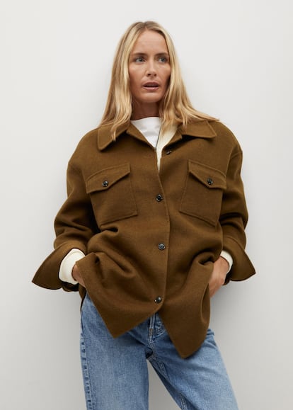 En lana y de silueta oversize, esta sobre camisa de lana con bolsillos frontales promete convertirse en tu compañera inseparable de la temporada. La encontrarás en Mango por 79,99 euros.