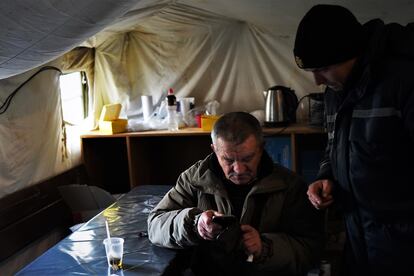 Un hombre toma una bebida caliente y se conecta a internet en el barrio de Saltivka (Járkov), en uno de los más de 4.300 puntos instalados para que la población pueda hacer frente al invierno y a la crisis energética.