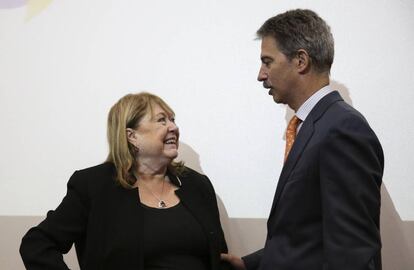  La canciller argentina, Susana Malcorra, conversa con el embajador de la Uni&oacute;n Europea en Argentina, Ignacio Salafranca  durante el Encuentro Empresarial Iberoamericano