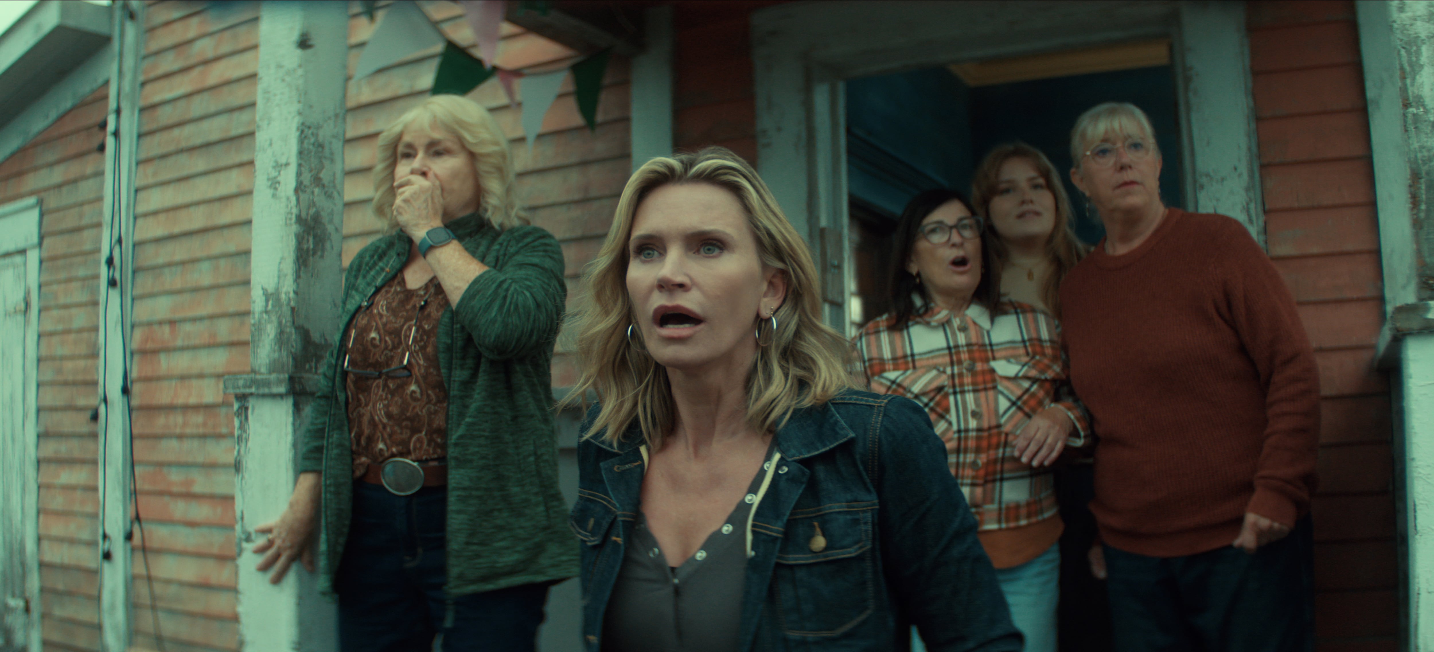 Desde la izquierda, Mary Walsh y Natasha Henstridge en 'Bajo la superficie'.