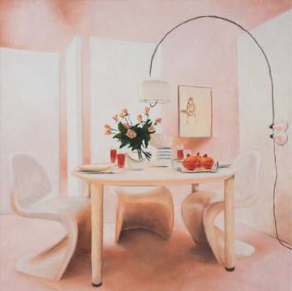 'American Collection Painting 5'. Una pequeña sala rosa con sillas de Verner Panton (1959-1960), originalmente fabricadas en poliéster reforzado con fibra de vidrio; con espuma sólida de poliretano a finales de los sesenta; acrilonitrilo-estireno-acrilato a finales de los setenta; y con estructura de polipropileno o espuma sólida de poliuretano desde los noventa. |