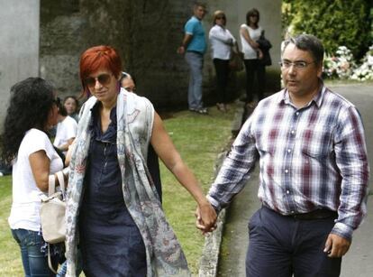 Sandra Ortega Mera, hija de la empresaria Rosalía Mera, fallecida tras sufrir un derrame cerebral, acompañada de su marido tras asistir al entierro de su madre en Oleiros (La Coruña).