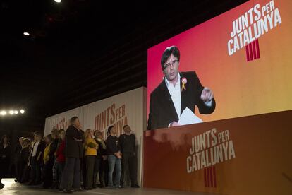 L'expresident Carles Puigdemont intervé per videoconferència des de Brussel·les en l'acte d'inici de la campanya de Junts per Catalunya, a Barcelona, el 4 de desembre del 2017.