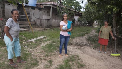 Tres vecinas de Puerto Matilde, la aldea comunitaria considerada el corazón de la Zona de Reserva Campesina del Valle del río Cimitarra.