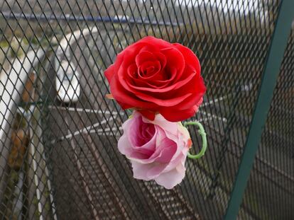 Casi diez años después del accidente del Alvia, todavía aparecen nuevas flores y recuerdos en la curva del siniestro en Santiago.