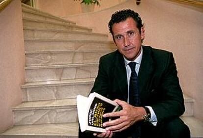 Jorge Valdano, ayer, con un ejemplar de su última obra.