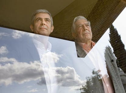 Javier Moreno, director de EL PAÍS, y el escritor Mario Vargas Llosa, ayer en Segovia.