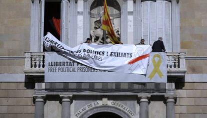 A banner at Catalan government HQ supporting separatist politicians during the May 26 election campaign.