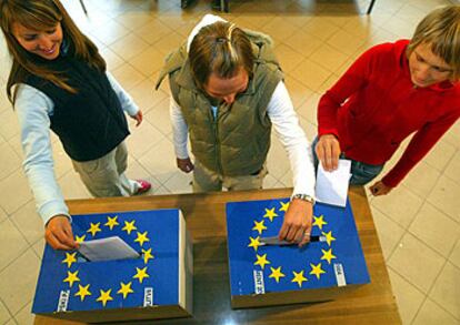 Tres jóvenes eslovenas votan en un colegio electoral de Liubliana.