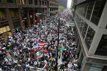 Miles de manifestantes se concentran para pedir más derechos para los inmigrantes, en Chicago.