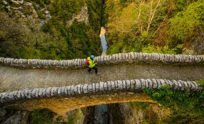 El puente de San Urbez sobre el río Bellós, en el cañón de Añisclo, uno de los valles del parque nacional de Ordesa y Monte Perdido, en el Pirineo aragonés. 
 