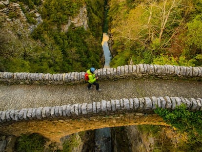 El puente de San Urbez sobre el río Bellós, en el cañón de Añisclo, uno de los valles del parque nacional de Ordesa y Monte Perdido, en el Pirineo aragonés. 
 