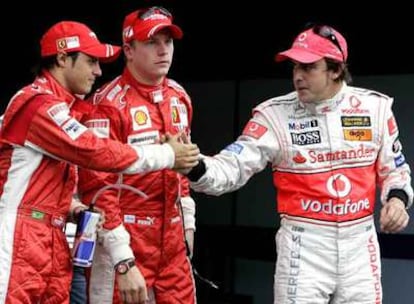 Alonso saluda a Massa en presencia de Raikkonen tras la calificación de ayer, en la que fueron los tres primeros.