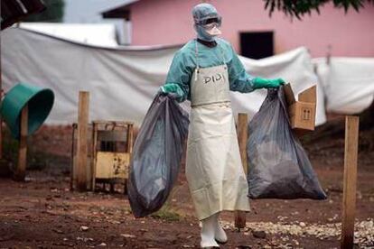 Un miembro del personal sanitario en Uige (Angola) con indumentaria para evitar el contagio del virus de Marburg.