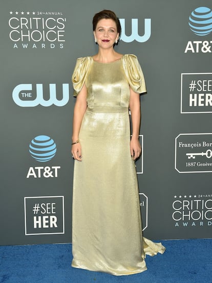 Maggie Gyllenhaal luce un vestido de Prada en la alfombra roja.