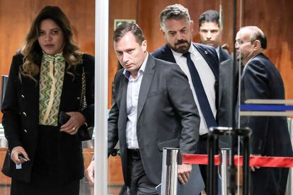 Mauro Cid, quien fue asistente de Bolsonaro, sale de la Suprema Corte tras prestar testimonio sobre el presunto complot para asesinar al presidente Lula, el 21 de noviembre en Brasilia.