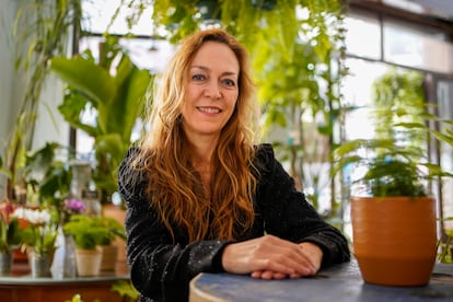 La escritora Marta del Riego posa en el interior de la tienda Plantas Luego Existes, en el Rastro de Madrid, el 6 de febrero de 2025. 