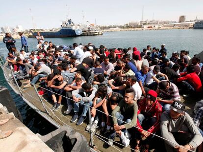 Emigrantes sin papeles interceptados por guardacostas libios son conducidos a una base naval de Tr&iacute;poli el pasado 10 de mayo.