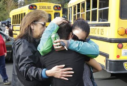 Dos joves s'abracen després del tiroteig de l'institut de Marysville.