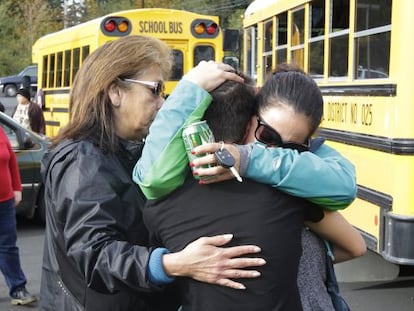 Dos joves s'abracen després del tiroteig de l'institut de Marysville.