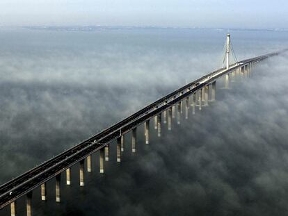 El puente de 42 kilómetros que une Qingdao con Huangdao, al este de China, inaugurado ayer.