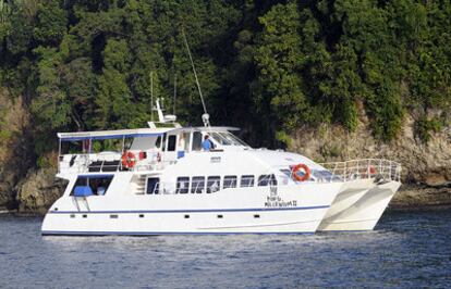 Vista del catamarán de nombre <i>King Millenium II </i> en el que navegan los ocho surfistas españoles.