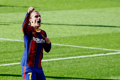 Griezmann festeja su gol a Osasuna.