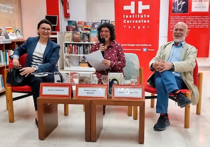 La hispanista marroquí Randa Yebruni, la bibliotecaria Maribel Méndez y el escritor Javier Valenzuela, el 19 de abril en la biblioteca Juan Goytisiolo del Instituto Cervantes de Tánger.