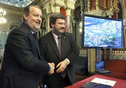 José Luis Sabas, a la izquierda, y Juan Mari Aburto en la firma de los pisos de Zorrozaurre.