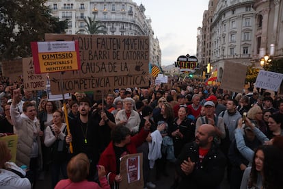 Los manifestantes protestan contra la gestión de la dana por parte de la sautoridades.