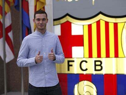 Vermaelen posa en las oficinas del FC Barcelona