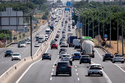 Vehículos en un tramo madrileño de la autovía A4 el pasado 27 de junio, cuando arrancó la primera operación salida de verano 2025.