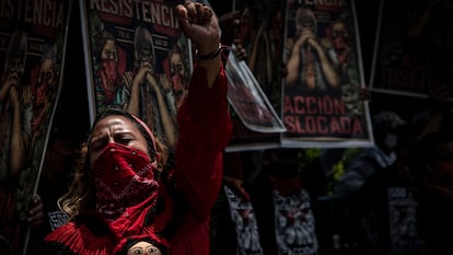 Integrantes de diversas organizaciones indígenas se manifiestan al exterior de la Suprema Corte de Justicia, en Ciudad de México.