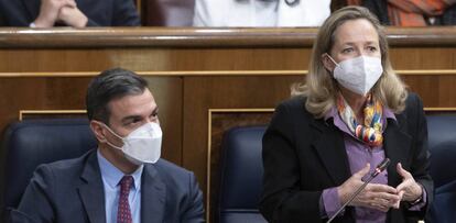 La vicepresidenta de Asuntos Económicos y Transformación Digital, Nadia Calviño, interviene en una sesión plenaria en el Congreso de los Diputados, ante la mirada del presidente del Gobierno, Pedro Sánchez.