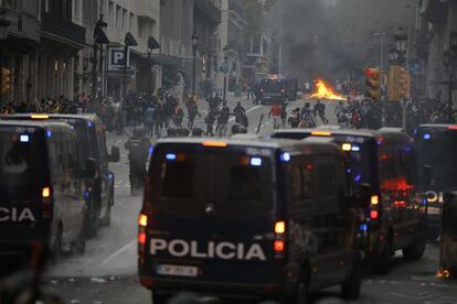 A polícia prendeu quatro menores por brigas em sua sede em Barcelona, segundo um porta-voz. Além disso, eles propuseram sancionar quatro estudantes por atirarem objetos contra a sede da polícia pela lei de segurança do cidadão. Os agentes responderam com bomba de gás lacrimogêneo. Na foto, incidentes ao lado da delegacia de polícia nacional na Via Laietana.