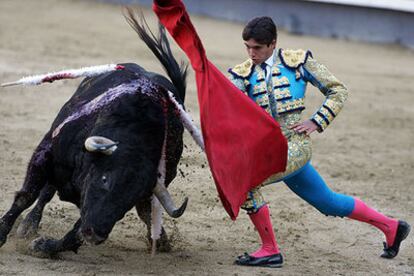 Sebastián Castella, en su primer toro, al que cortó una oreja.