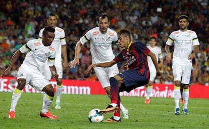 Neymar controla un bal&oacute;n,rodeado por cuatro jugadores del Santos.
