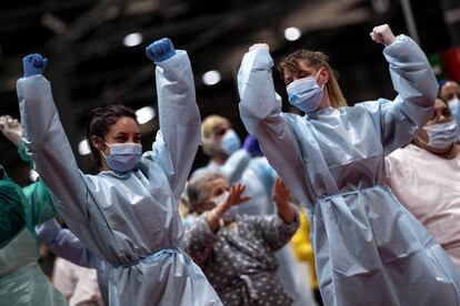 Los pabellones 5, 7 y 9 del recinto ferial de Madrid han albergado a un millar de profesionales sanitarios, muchos de ellos derivados de centros de atención primaria, que han atendido pacientes con coronavirus en sus 1.300 camas. En la imagen, dos enfermeras bailan después de los aplausos de las ocho del 30 de abril.