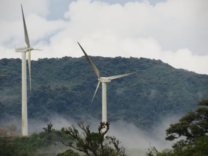 Molinos para generar energía eólica en Costa Rica.