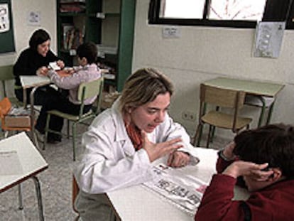 Dos profesoras trabajan con niños autistas en Madrid.