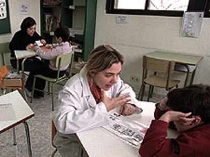 Dos profesoras trabajan con niños autistas en Madrid.