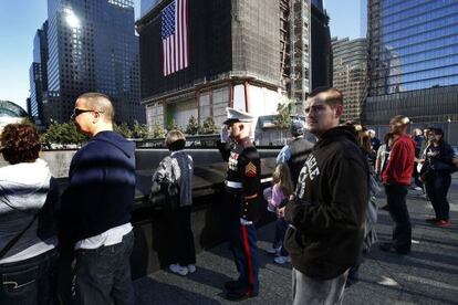 Personas guardan un minuto de silencio en Nueva York por los atentados del 11-S