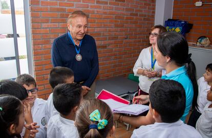 El ingeniero Rodolfo Hernández, como alcalde de Bucaramanga, durante una visita a una escuela, el 15 de mayo de 2019.