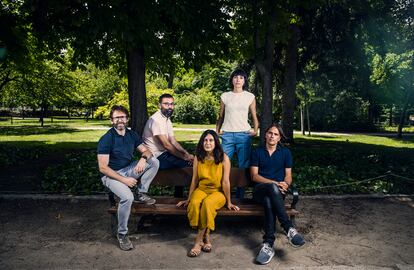 De izquierda a derecha, Alberto Marini, Fran Araújo, Isa Campo, Isabel Peña y Rafael Cobos, guionistas de la adaptación televisiva del 'podcast' 'El gran apagón', este martes en el parque de El Retiro de Madrid.