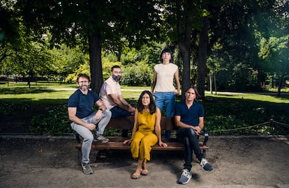 De izquierda a derecha, Alberto Marini, Fran Araújo, Isa Campo, Isabel Peña y Rafael Cobos, guionistas de la adaptación televisiva del 'podcast' 'El gran apagón', este martes en el parque de El Retiro de Madrid.