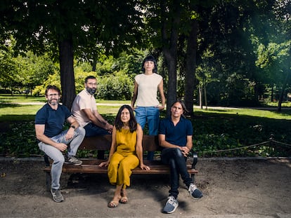 De izquierda a derecha, Alberto Marini, Fran Araújo, Isa Campo, Isabel Peña y Rafael Cobos, guionistas de la adaptación televisiva del 'podcast' 'El gran apagón', este martes en el parque de El Retiro de Madrid.